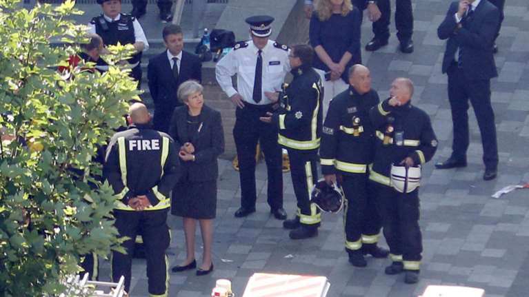 Με ισχυρή αστυνομική συνοδεία έφυγε η Μέι από τον πύργο Γκρένφελ -βίντεο