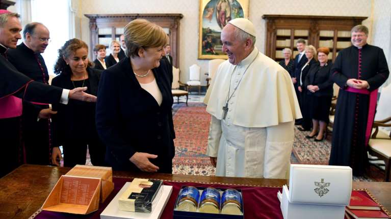 Παιδικό ενθουσιασμό προκάλεσε το δώρο της Μέρκελ στον Πάπα