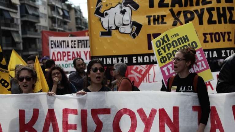 Επίθεση ακροδεξιών σε αντιφασιστική πορεία και αστυνομικούς