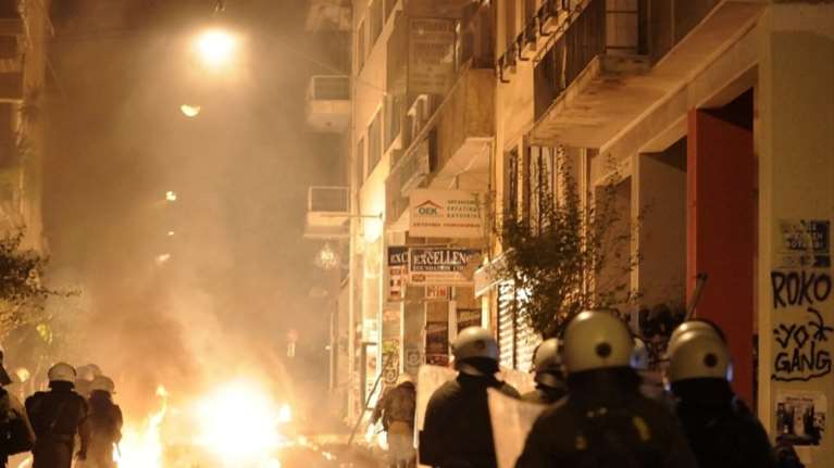 Δεν έλειψαν ούτε το Σάββατο το βράδυ οι επιθέσεις στα Εξάρχεια