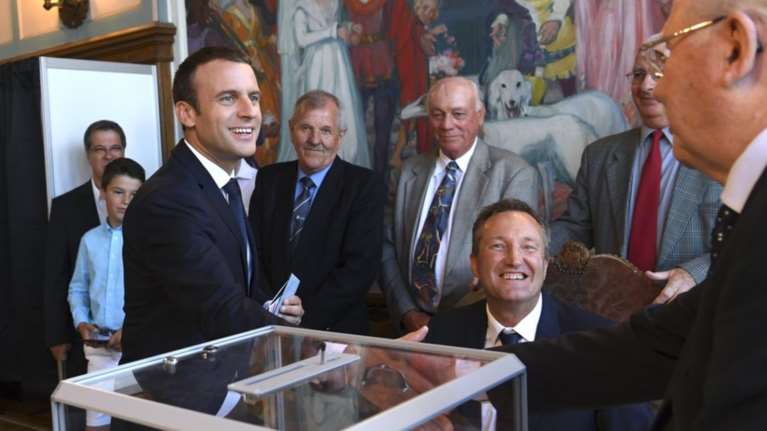 Χωρίς την Μπριζίτ στην κάλπη ο Μακρόν, μικρή και η συμμετοχή