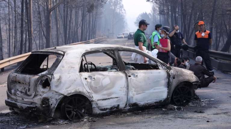 Σοκαριστικές εικόνες:απανθρακωμένοι άνθρωποι &amp; αυτοκίνητα