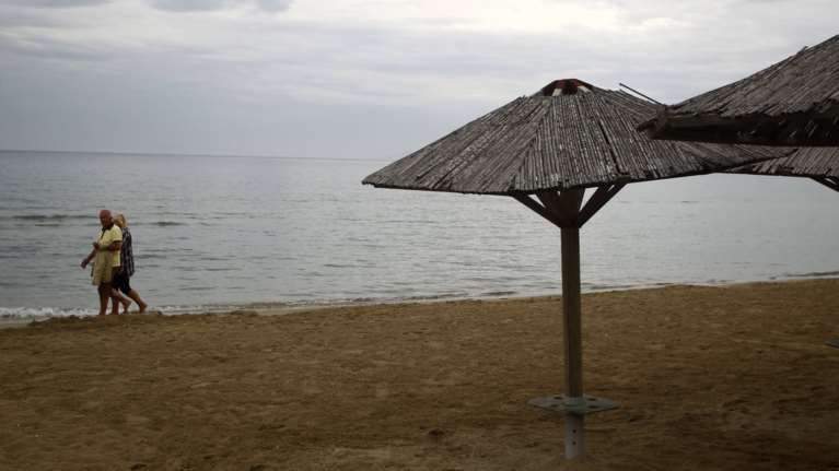 Από τις βροχές στον καύσωνα: Τι μας επιφυλάσσει ο καιρός μέχρι την Κυριακή