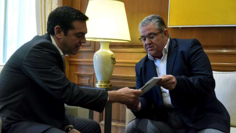 Κουτσούμπας τρολάρει Τσίπρα με βιβλίο για την Οκτωβριανή Επανάσταση