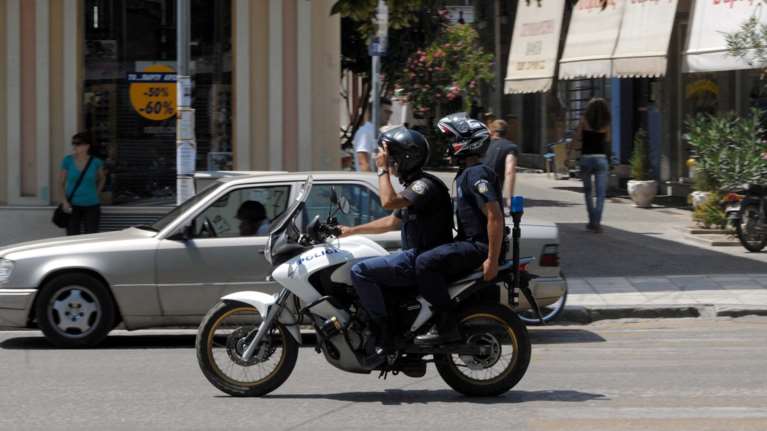 Οδηγούσε κλεμμένο ΙΧ, τον πήραν είδηση και παρέσυρε μοτοσικλέτα της ΔΙΑΣ