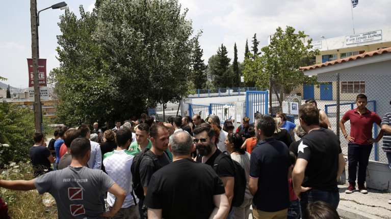 Μενίδι: Πέταξαν αυγά στο σπίτι του δημάρχου