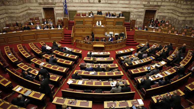 Την Δευτέρα η συζήτηση των πολιτικών αρχηγών στη Βουλή για την οικονομία