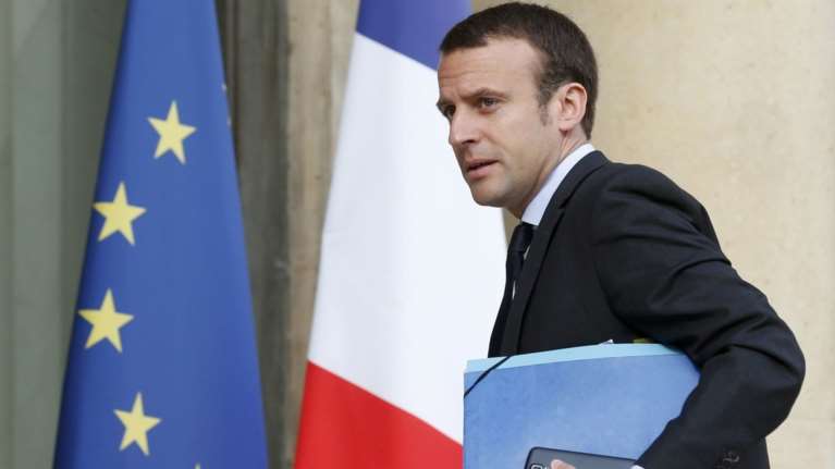 Ηχηρό μήνυμα Μακρόν σε Μέρκελ για αλλαγές στην ευρωζώνη