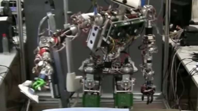 Όχι πια νοικοκυρές σε απόγνωση - Έρχεται ο Τεό που σιδερώνει (ΒΙΝΤΕΟ)