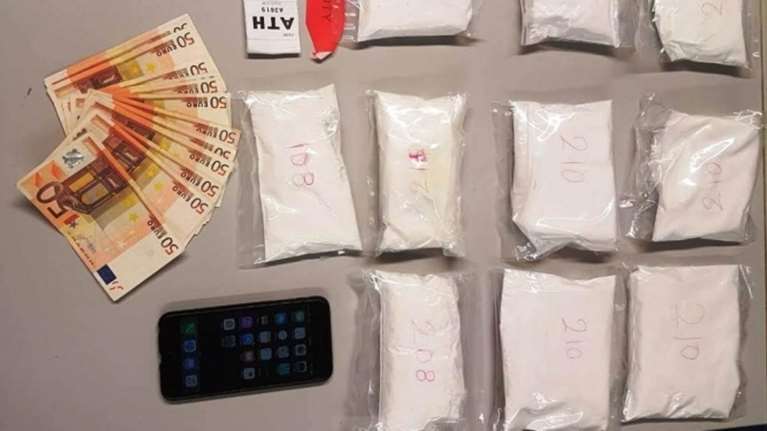 Συνελήφθη &quot;μικρή Ολλανδέζα&quot; με δύο κιλά κόκας στο αεροδρόμιο