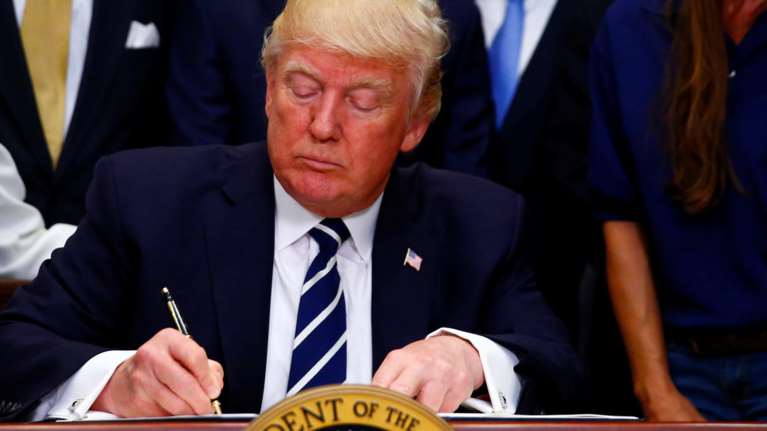 Ο Τραμπ αρνείται ότι έχει καταγράψει τις συνομιλίες με τον Κόμεϊ