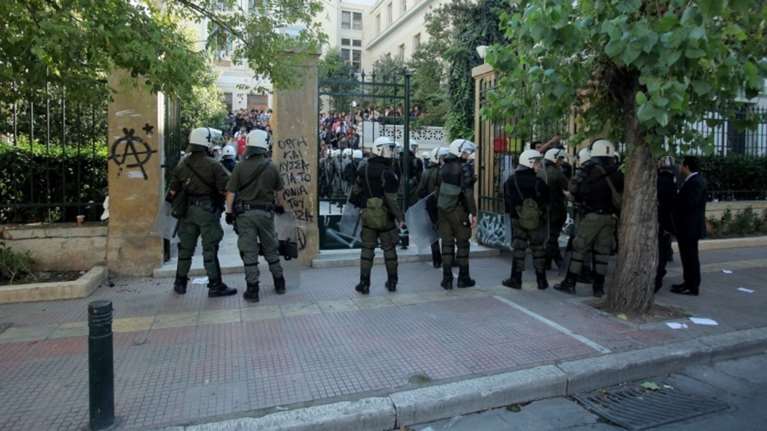 Τραυματίστηκε αστυνομικός στην επίθεση στην ΑΣΟΕΕ
