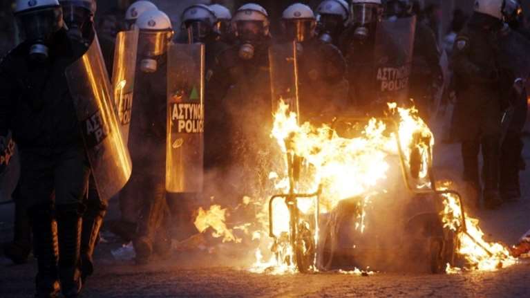 Μολότοφ και διακοπή κυκλοφορίας στην Πατησίων τη νύχτα