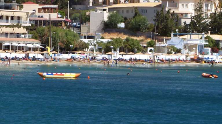 Aναίσθητη γυναίκα σε πολυσύχναστη πλαζ - Λιποθύμησε στο νερό