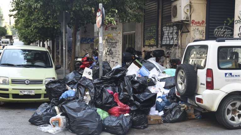 Σε κλοιό σκουπιδιών οι πόλεις - αμετακίνητοι οι εργαζόμενοι
