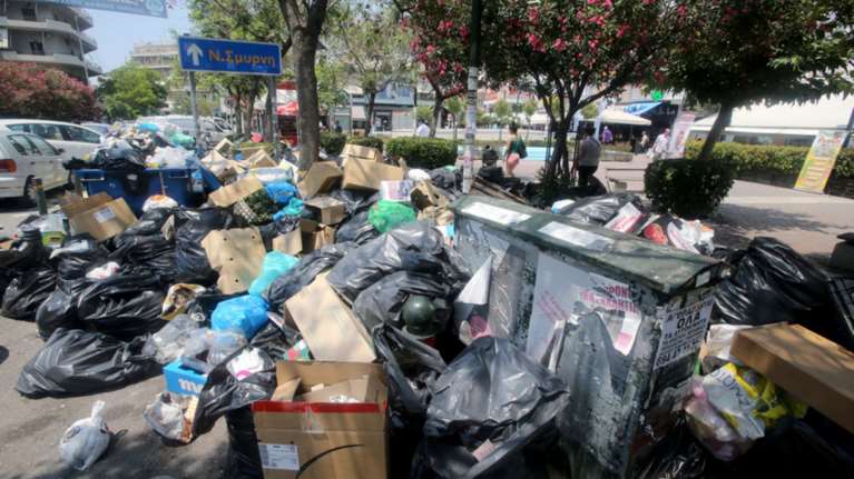 Βουνό τα σκουπίδια στους δρόμους, νομοθετική ρύθμιση την Δευτέρα