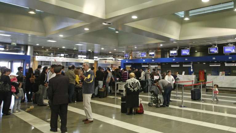 Εν ώρα...εργασίας ξάφριζε αποσκευές επιβατών στο αεροδρόμιο Μακεδονία