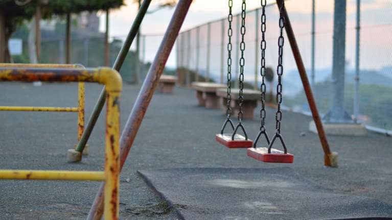 83χρονος κακοποιούσε σεξουαλικά 12χρονο με νοητική υστέρηση σε παιδική χαρά