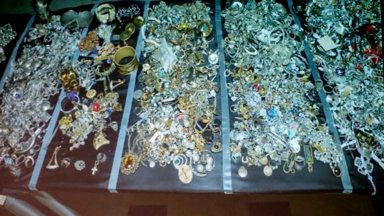 Καρέ καρέ ο θησαυρός στα διαμερίσματα της σπείρας των Ρομά