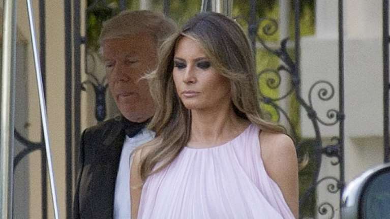 Στα ροζ η Μελάνια στο γάμο του αμερικανού ΥΠΟΙΚ.Στο ίδιο χρώμα κι η Ιβάνκα!