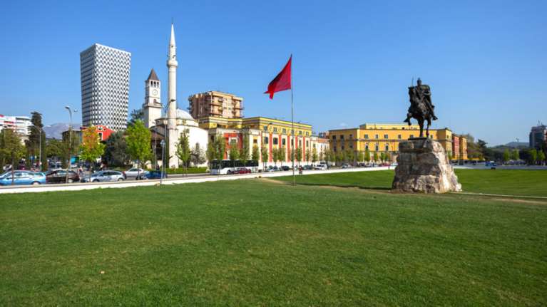 Κόντρα Ελλαδας-Αλβανίας για ένα μνημείο στην πλατεία Τιράνων