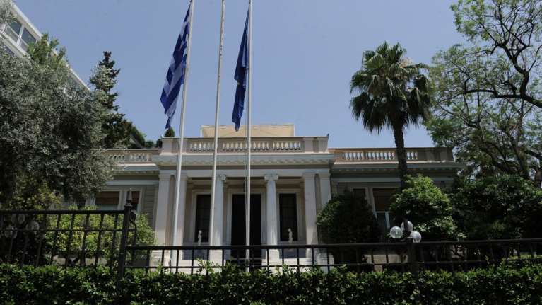 Στο Μαξίμου καλεί ο Τσίπρας τους συμβασιούχους