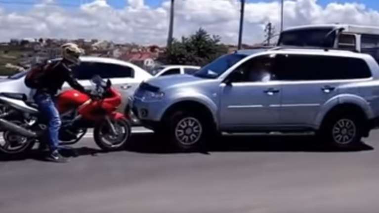 Μοτοσικλέτα vs παράνομου SUV: Σημειώσατε ένα!