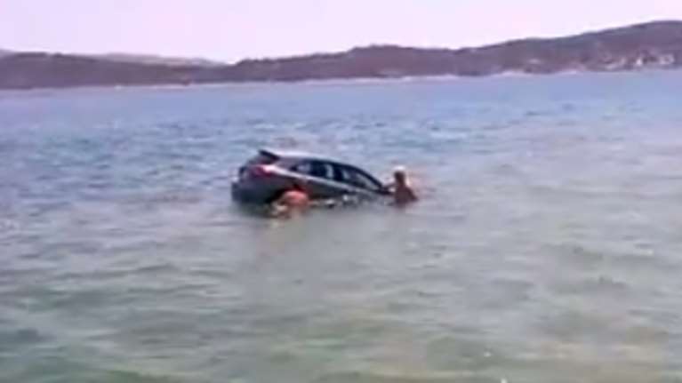 Σαλαμίνα: Επεσε το ΙΧ στη θάλασσα και το ...ψάρεψε μέχρι την ακτή