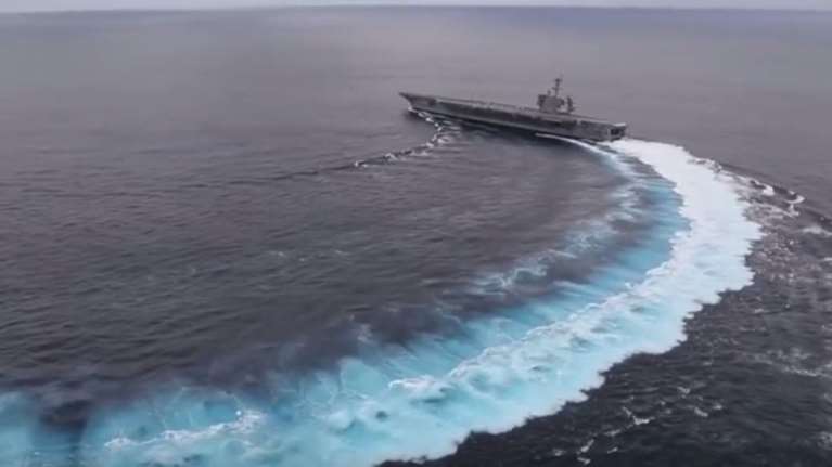 Οι παράτολμες μανούβρες ενός γιγαντιαίου αεροπλανοφόρου στον Ατλαντικό
