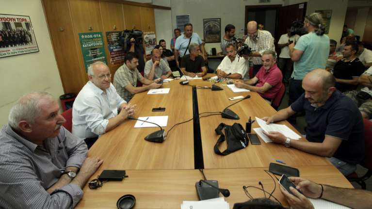 Η ΠΟΕ - ΟΤΑ «διστάζει» , πόλεμος Σκουρλέτη -ΝΔ στη Βουλή