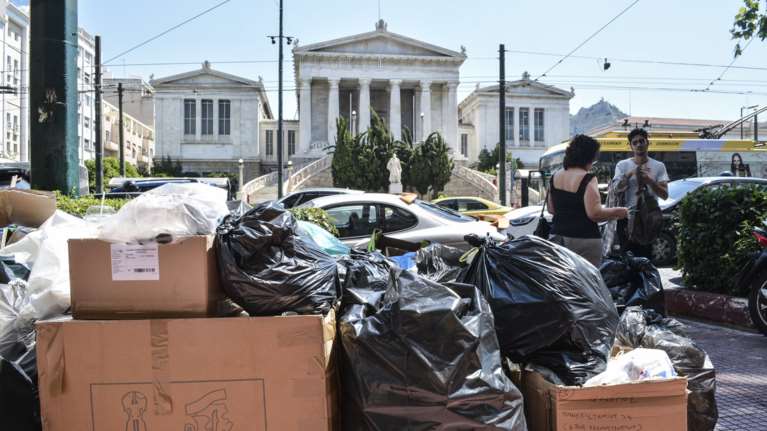 «Συμβίωση» με τα σκουπίδια στους δρόμους έως την Πέμπτη