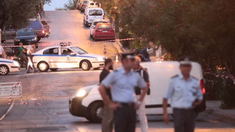 Έκανε σκοποβολή στο ...μπαλκόνι και πυροβόλησε τον γείτονα