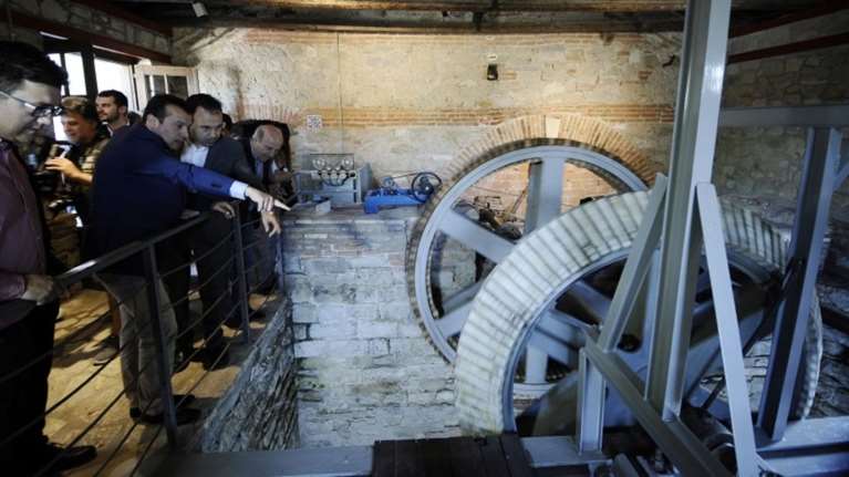 Χαμός στο Twitter για τον Παππά και τον δορυφόρο