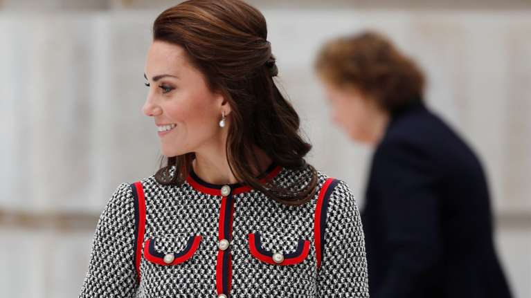 Η νέα πολύ στιλάτη εμφάνιση της Κέιτ Μίντλετον με μίνι τουίντ φόρεμα