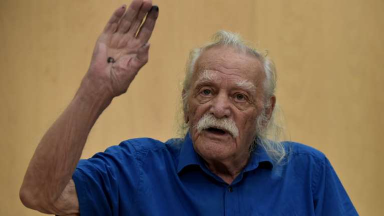 Τα δάκρυα του Μανώλη Γλέζου: «Kι αν πεθάνω θα σας κυνηγάει η ύπαρξή μου»