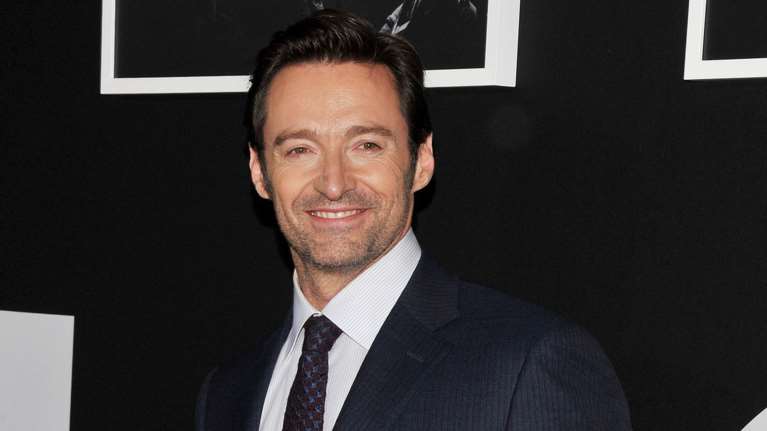 Ο Χιου Τζάκμαν μας λέει «γεια σου» με φόντο το απέραντο ελληνικό γαλάζιο