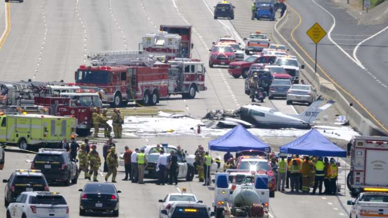 Αεροπλάνο έπεσε σε αυτοκινητόδρομο της Καλιφόρνια [εικόνες &amp; βίντεο]