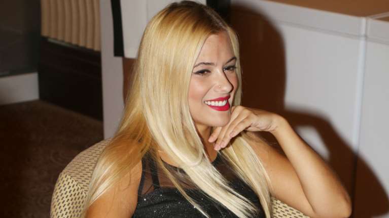 H Λάουρα Νάργες στην Κρήτη με οδηγίες για καλή ζωή και μαντινάδα