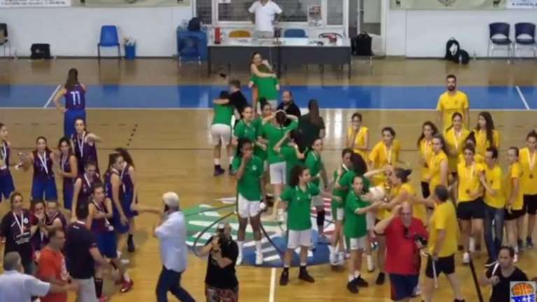 Ξύλο στο Πανελλήνιο Κορασίδων! Γονείς πιάστηκαν στα χέρια! -βίντεο