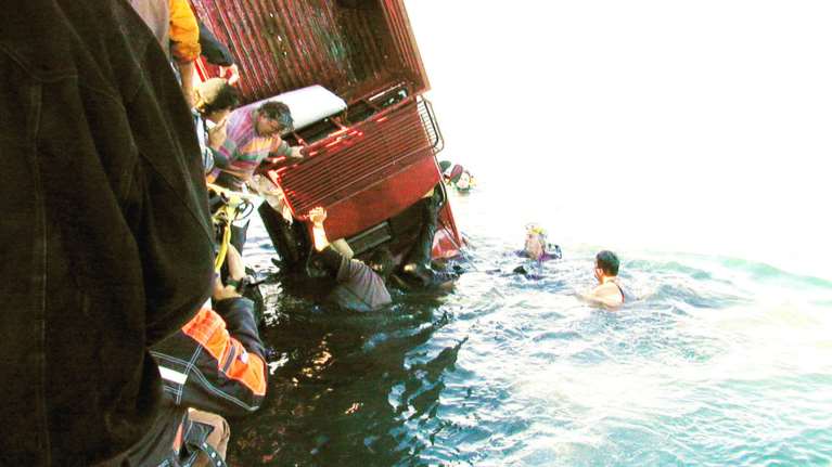 Στη θάλασσα έπεσε αυτοκίνητο με ηλικιωμένο οδηγό  - Ανασύρθηκε νεκρός