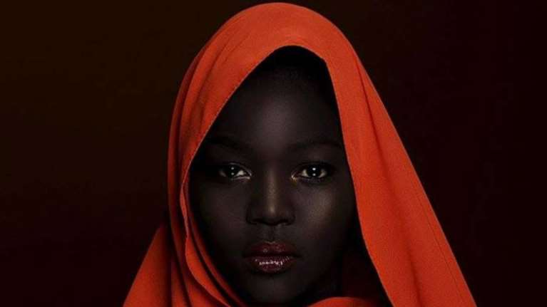 Η 24χρονη από το Σουδάν που θεωρείται η πιο... μαύρη γυναίκα στον κόσμο