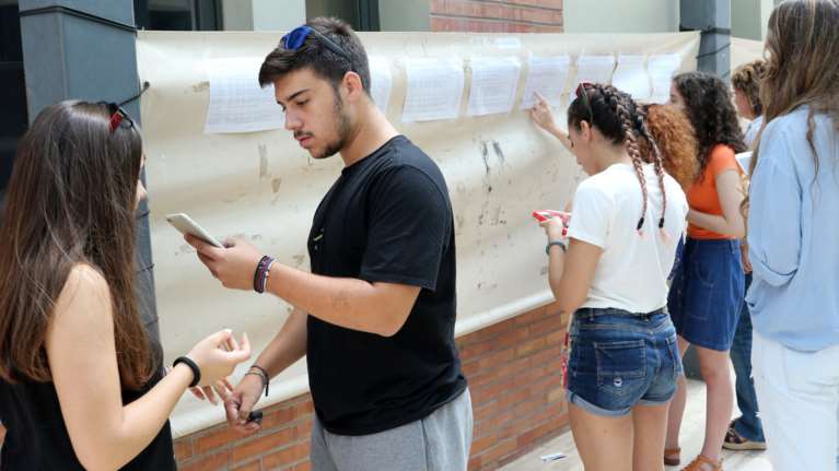 Πανελλήνιες 2017: «Σφαγή» στις βάσεις -Κάτω από τη βάση έγραψε η πλειοψηφία