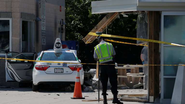 Ταξί έπεσε σε πλήθος στο αεροδρόμιο της Βοστόνης-10 τραυματίες