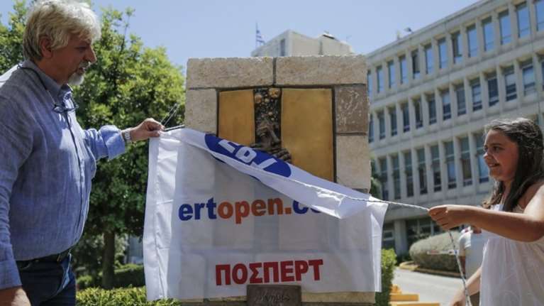 «Επικές» αναρτήσεις στο Twitter για το μνημείο στην ΕΡΤ