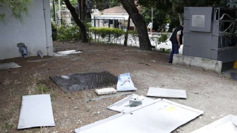 Απείλησαν φύλακα σε καφετέρια για να ανατινάξουν το ΑΤΜ