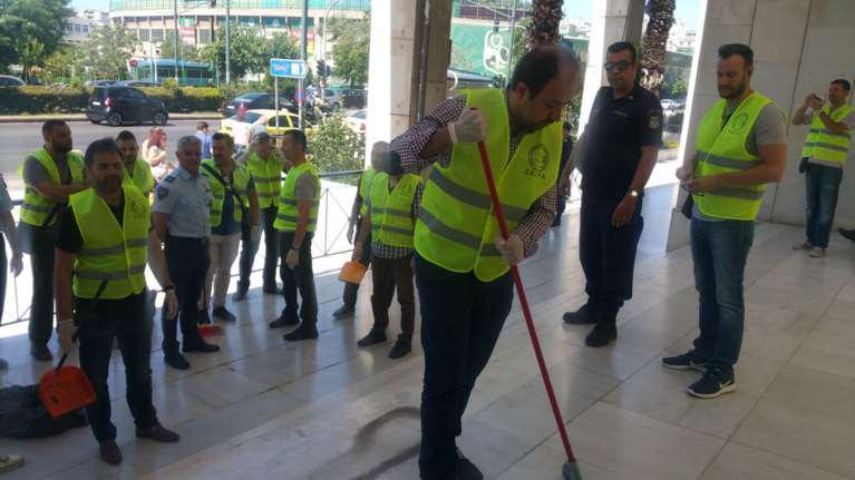 Οι αστυνομικοί στη ΓΑΔΑ σκουπίζουν &amp; ξεσκονίζουν!