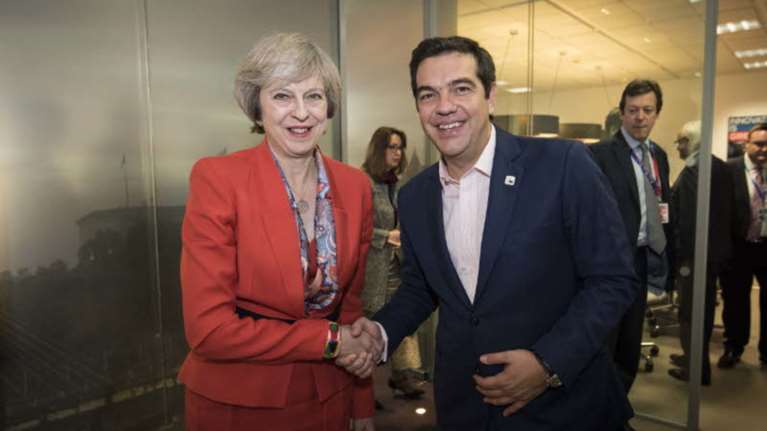 Tηλεφωνική επικοινωνία Τσίπρα-Μέι για Κυπριακό