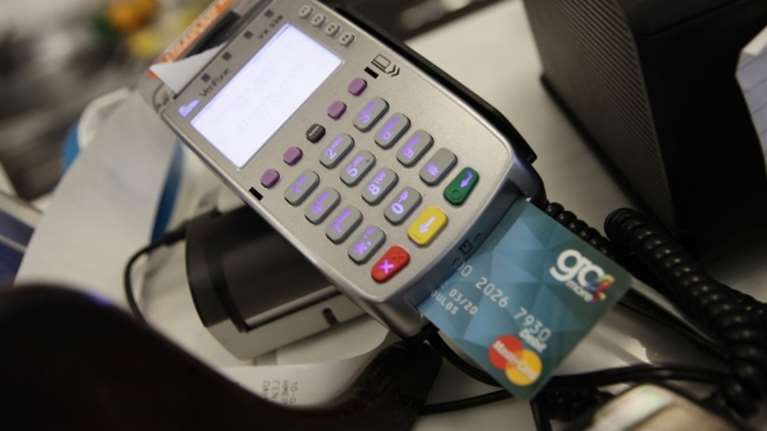 Το ΥΠΟΙΚ επιμένει για τα POS στους δικηγόρους