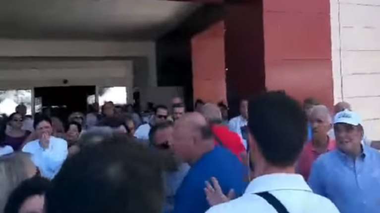 Ενταση στην Πάτρα - Αποδοκιμάστηκε γραμματέας του υπ. Υγείας (ΒΙΝΤΕΟ)