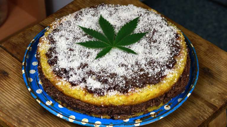 Κέρασε τους συναδέλφους του λαχταριστό κέικ με... κάνναβη: Δείτε τι έγινε